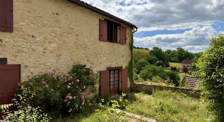 Maison de charme en pierres au coeur du Périgord Noir avec 11 hectares de terrain et un golf accessible à pied
