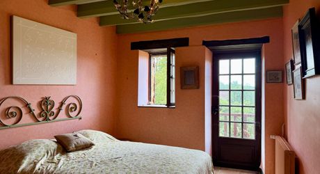 Maison de charme en pierres au coeur du Périgord Noir avec 11 hectares de terrain et un golf accessible à pied