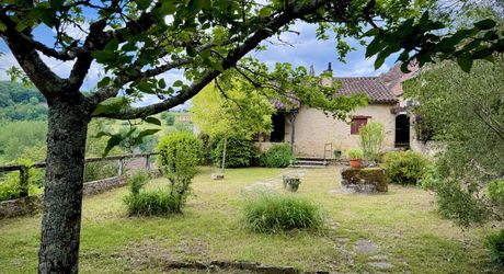 Maison de charme en pierres au coeur du Périgord Noir avec 11 hectares de terrain et un golf accessible à pied