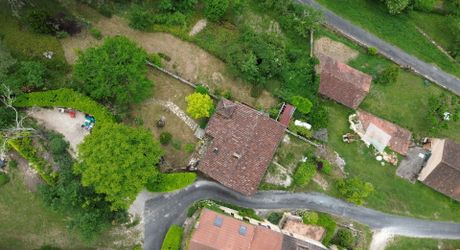 Maison de charme en pierres au coeur du Périgord Noir avec 11 hectares de terrain et un golf accessible à pied