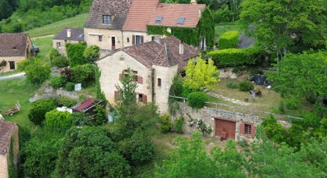 Maison de charme en pierres au coeur du Périgord Noir avec 11 hectares de terrain et un golf accessible à pied