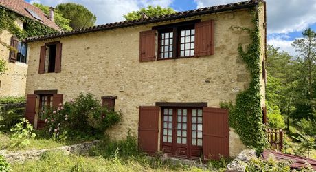 Maison de charme en pierres au coeur du Périgord Noir avec 11 hectares de terrain et un golf accessible à pied