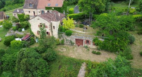 Maison de charme en pierres au coeur du Périgord Noir avec 11 hectares de terrain et un golf accessible à pied