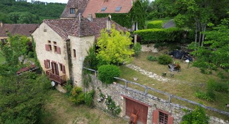 Maison de charme en pierres au coeur du Périgord Noir avec 11 hectares de terrain et un golf accessible à pied