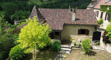 Maison de charme en pierres au coeur du Périgord Noir avec 11 hectares de terrain et un golf accessible à pied