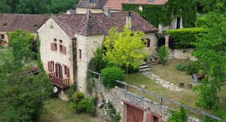 Maison de charme en pierres au coeur du Périgord Noir avec 11 hectares de terrain et un golf accessible à pied
