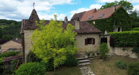Maison de charme en pierres au coeur du Périgord Noir avec 11 hectares de terrain et un golf accessible à pied