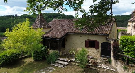 Maison de charme en pierres au coeur du Périgord Noir avec 11 hectares de terrain et un golf accessible à pied