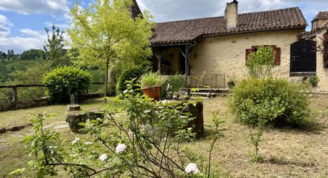 Maison de charme en pierres au coeur du Périgord Noir avec 11 hectares de terrain et un golf accessible à pied