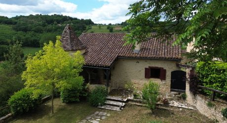 Maison de charme en pierres au coeur du Périgord Noir avec 11 hectares de terrain et un golf accessible à pied