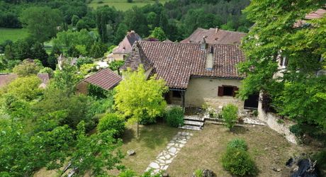 Maison de charme en pierres au coeur du Périgord Noir avec 11 hectares de terrain et un golf accessible à pied