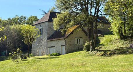 Maison de caractère rénovée avec piscine et vue dégagée entre Sarlat et  Souillac