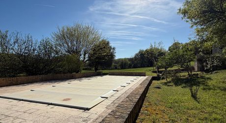 Maison de caractère rénovée avec piscine et vue dégagée entre Sarlat et  Souillac