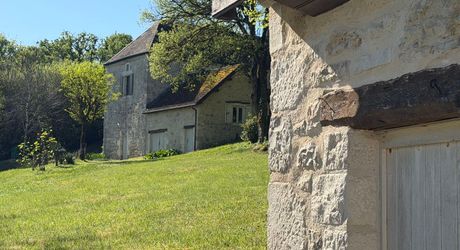 Maison de caractère rénovée avec piscine et vue dégagée entre Sarlat et  Souillac