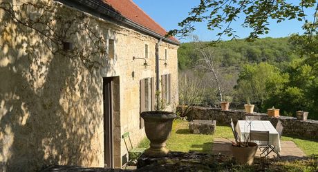 Maison de caractère rénovée avec piscine et vue dégagée entre Sarlat et  Souillac