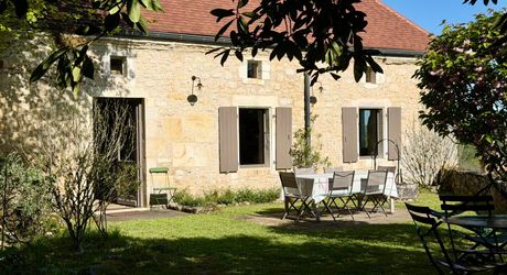 Maison de caractère rénovée avec piscine et vue dégagée entre Sarlat et  Souillac