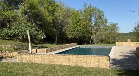 Maison de caractère rénovée avec piscine et vue dégagée entre Sarlat et  Souillac
