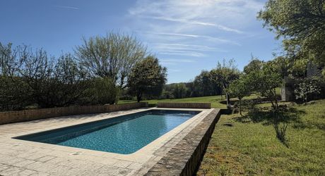 Maison de caractère rénovée avec piscine et vue dégagée entre Sarlat et  Souillac
