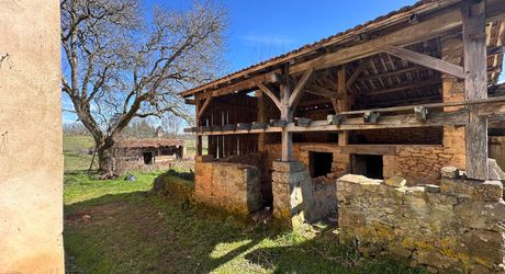 Propriété à rénover avec une maison de plain pied, 560m² de dépendances et 4 hectares, à 2km d'un village médiéval