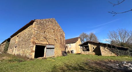 Propriété à rénover avec une maison de plain pied, 560m² de dépendances et 4 hectares, à 2km d'un village médiéval