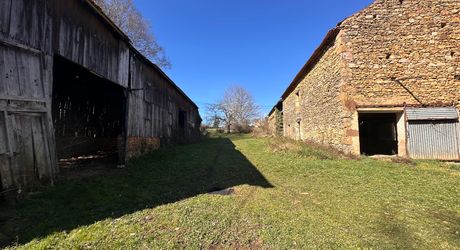 Propriété à rénover avec une maison de plain pied, 560m² de dépendances et 4 hectares, à 2km d'un village médiéval