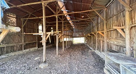 Propriété à rénover avec une maison de plain pied, 560m² de dépendances et 4 hectares, à 2km d'un village médiéval