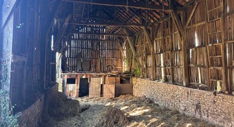 Propriété à rénover avec une maison de plain pied, 560m² de dépendances et 4 hectares, à 2km d'un village médiéval