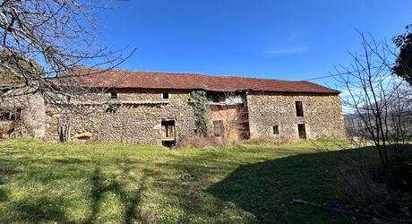 Propriété à rénover avec une maison de plain pied, 560m² de dépendances et 4 hectares, à 2km d'un village médiéval