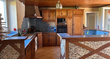 Propriété à rénover avec une maison de plain pied, 560m² de dépendances et 4 hectares, à 2km d'un village médiéval
