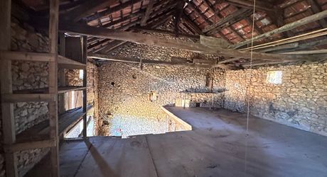 Propriété à rénover avec une maison de plain pied, 560m² de dépendances et 4 hectares, à 2km d'un village médiéval