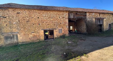 Propriété à rénover avec une maison de plain pied, 560m² de dépendances et 4 hectares, à 2km d'un village médiéval