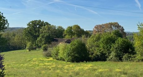Propriété à rénover avec une maison de plain pied, 560m² de dépendances et 4 hectares, à 2km d'un village médiéval