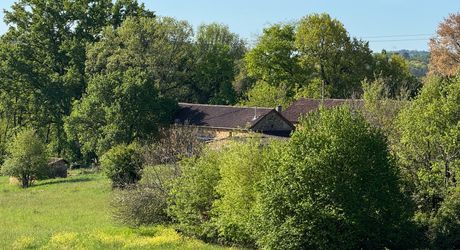 Propriété à rénover avec une maison de plain pied, 560m² de dépendances et 4 hectares, à 2km d'un village médiéval