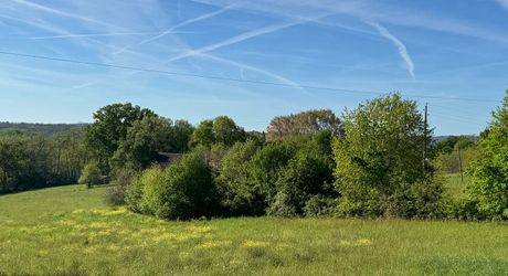 Propriété à rénover avec une maison de plain pied, 560m² de dépendances et 4 hectares, à 2km d'un village médiéval