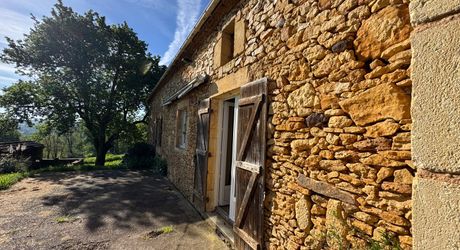 Propriété à rénover avec une maison de plain pied, 560m² de dépendances et 4 hectares, à 2km d'un village médiéval