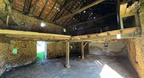 Propriété à rénover avec une maison de plain pied, 560m² de dépendances et 4 hectares, à 2km d'un village médiéval