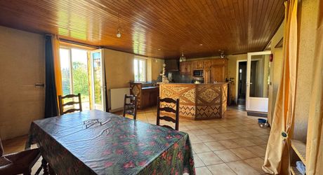 Propriété à rénover avec une maison de plain pied, 560m² de dépendances et 4 hectares, à 2km d'un village médiéval