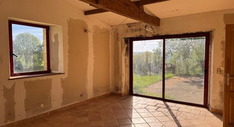 Propriété à rénover avec une maison de plain pied, 560m² de dépendances et 4 hectares, à 2km d'un village médiéval