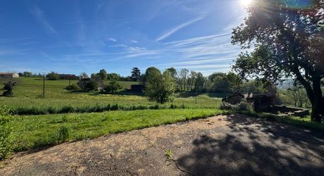 Propriété à rénover avec une maison de plain pied, 560m² de dépendances et 4 hectares, à 2km d'un village médiéval