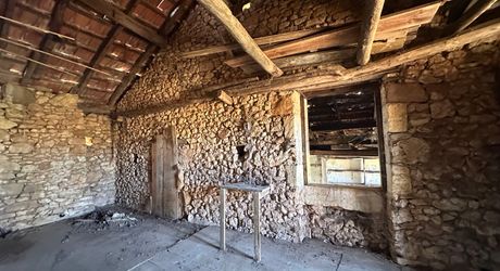 Propriété à rénover avec une maison de plain pied, 560m² de dépendances et 4 hectares, à 2km d'un village médiéval