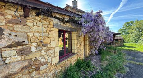 Propriété à rénover avec une maison de plain pied, 560m² de dépendances et 4 hectares, à 2km d'un village médiéval