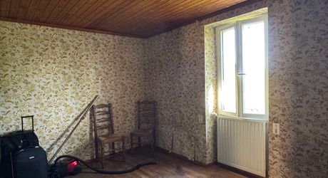 Propriété à rénover avec une maison de plain pied, 560m² de dépendances et 4 hectares, à 2km d'un village médiéval