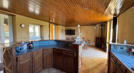 Propriété à rénover avec une maison de plain pied, 560m² de dépendances et 4 hectares, à 2km d'un village médiéval