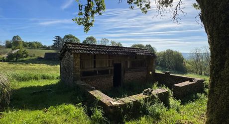 Propriété à rénover avec une maison de plain pied, 560m² de dépendances et 4 hectares, à 2km d'un village médiéval