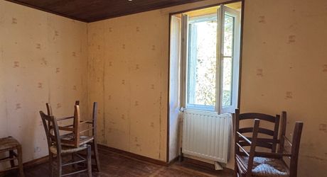 Propriété à rénover avec une maison de plain pied, 560m² de dépendances et 4 hectares, à 2km d'un village médiéval