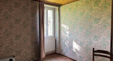 Propriété à rénover avec une maison de plain pied, 560m² de dépendances et 4 hectares, à 2km d'un village médiéval