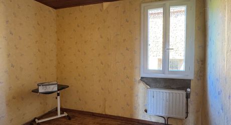 Propriété à rénover avec une maison de plain pied, 560m² de dépendances et 4 hectares, à 2km d'un village médiéval