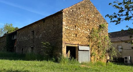 Propriété à rénover avec une maison de plain pied, 560m² de dépendances et 4 hectares, à 2km d'un village médiéval
