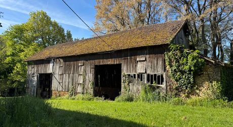 Propriété à rénover avec une maison de plain pied, 560m² de dépendances et 4 hectares, à 2km d'un village médiéval