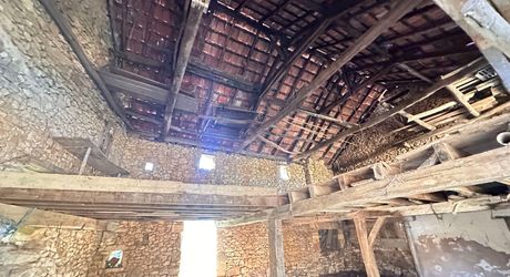Propriété à rénover avec une maison de plain pied, 560m² de dépendances et 4 hectares, à 2km d'un village médiéval